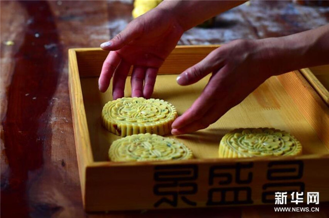 9月13日,在河南省商丘市夏邑县太平镇聂陈楼村,张旭摆放成型后的月饼。新华社记者 冯大鹏 摄 9月13日,在河南省商丘市夏邑县太平镇聂陈楼村,张旭摆放成型后的月饼。新华社记者 冯大鹏 摄