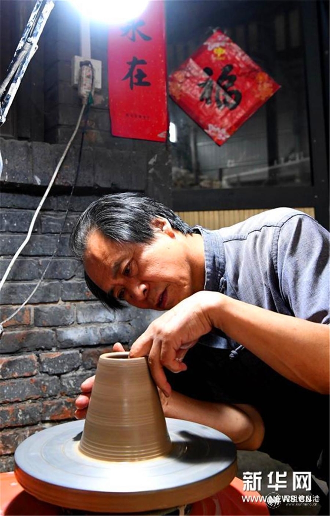 7在河南省巩义市站街镇小黄冶村的工作室里,游光明在拉坯(6月19日摄)。新华社记者 李安 摄 7在河南省巩义市站街镇小黄冶村的工作室里,游光明在拉坯(6月19日摄)。新华社记者 李安 摄