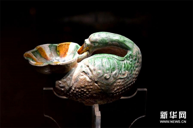 9这是6月19日在河南省巩义市博物馆拍摄的“三彩鹅衔梅花杯”。新华社记者 李安 摄 9这是6月19日在河南省巩义市博物馆拍摄的“三彩鹅衔梅花杯”。新华社记者 李安 摄