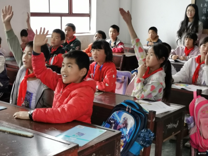 课堂上学生们积极互动。 课堂上学生们积极互动。