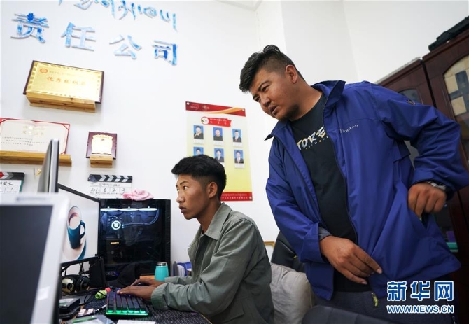 (新华全媒头条·走向我们的小康生活·决战决胜脱贫攻坚·图文互动)(11)高原上绽放的光芒——来自青海攻克深度贫困堡垒的故事