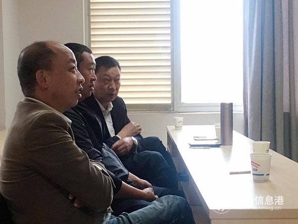 党员认真观看红色电影