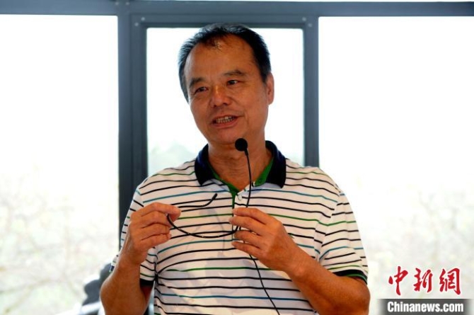 台商谢东庆介绍他创办的台品樱花茶园。　张金川 摄