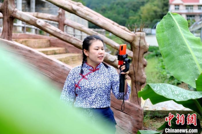 南安市向阳乡利用抖音等直播平台，不少农民化身“主播”直播带货，为当地农产品打造一条线上销售渠道。　张金川 摄