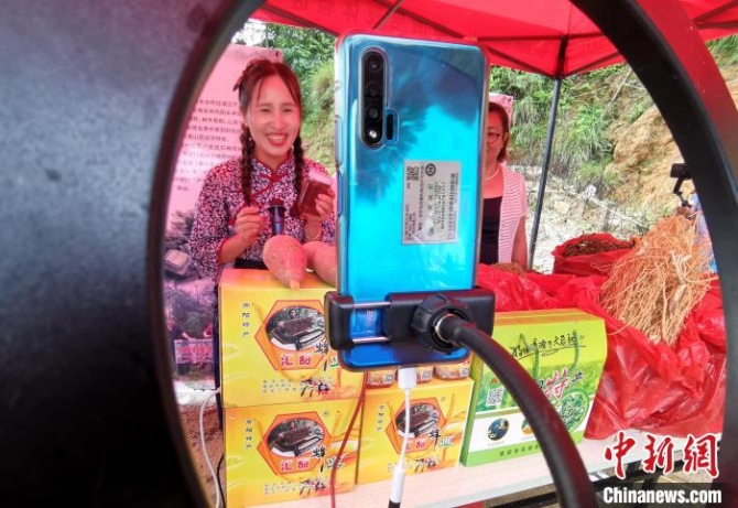 南安市向阳乡利用抖音等直播平台，不少农民化身“主播”直播带货，为当地农产品打造一条线上销售渠道。　张金川 摄