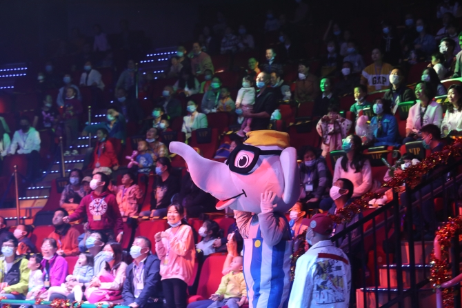 医务工作者受邀到“飞象剧场”观看演出。