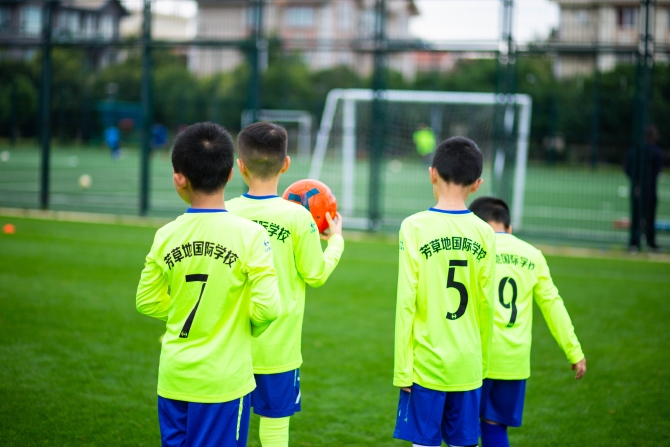 足球梦 中国梦：昆明西山区芳草地国际学校全面普及校园足球运动