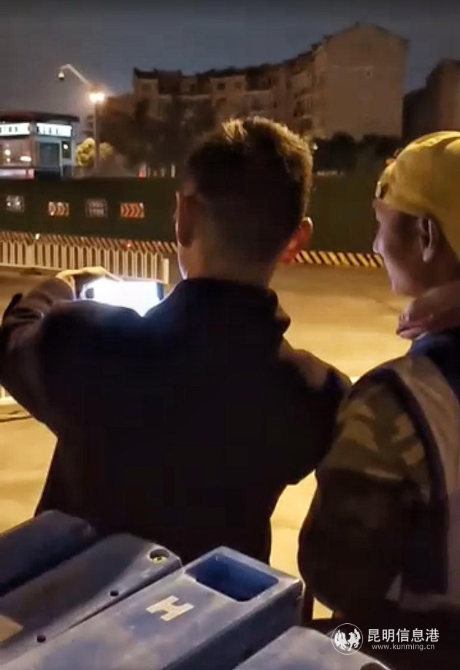 失主陆先生主动和王智锋合影_副本 失主陆先生主动和王智锋合影_副本