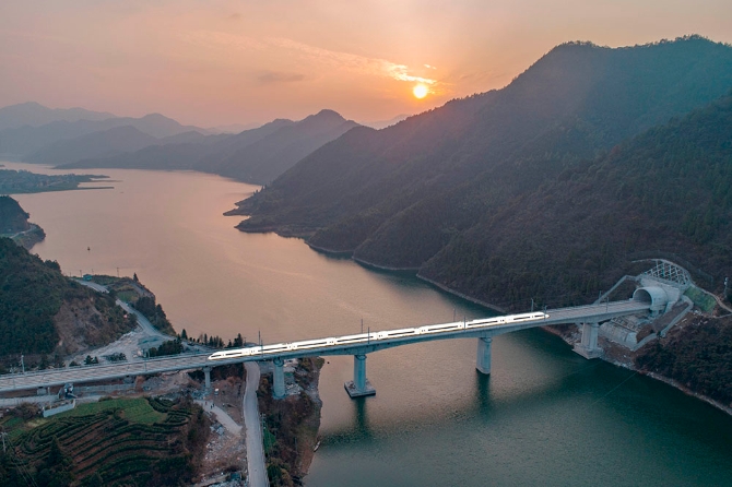 杭黄高铁  人民视觉 图