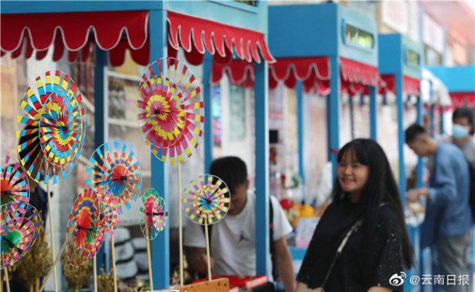 昆明蓝花楹大道“盲盒”集市 这个假日你去打卡了吗？