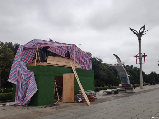 草海大坝上在建中的洗手池。