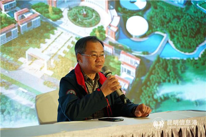 学校党委委员、副校长李建华介绍了学校的校园建设和未来规划。