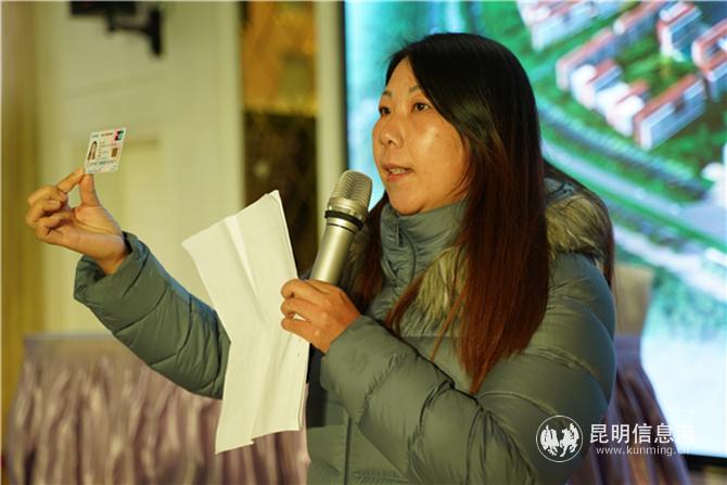 后勤老师为老教师解答医保问题