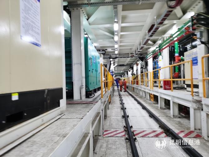 ”云岭号“摆在7号施工支洞内 ”云岭号“摆在7号施工支洞内