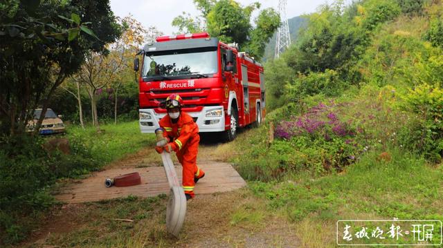 猪场停水两天,消防员给750头“二师兄”送水解渴 (3)_副本.jpg