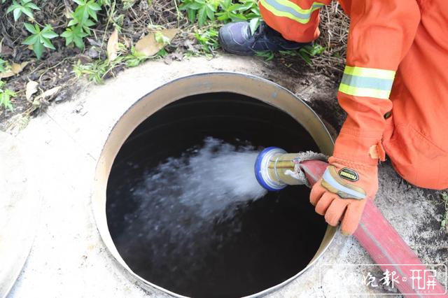 猪场停水两天,消防员给750头“二师兄”送水解渴 (2).jpg