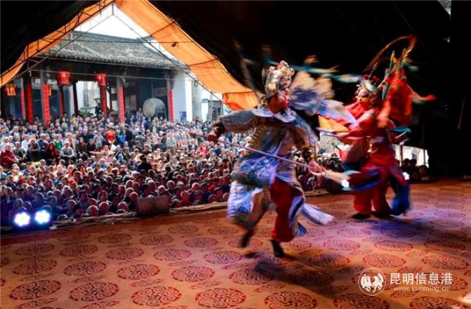 作品：《家门口看大戏》 摄影者：盛成皿 杭州