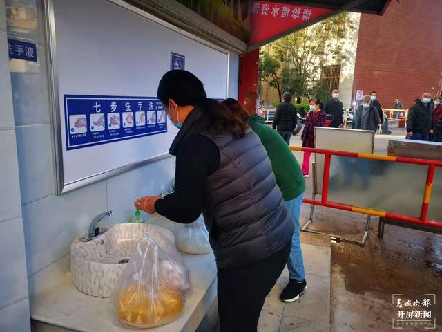 西山区碧鸡广场配置了园林风洗手池