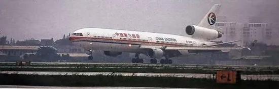 ▲1999年东航派出客机执行浦东机场试飞任务