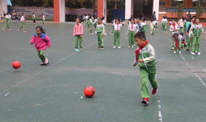 昆明西山区芳草地国际学校:把足球踢进课堂 让学生掌握运动技能