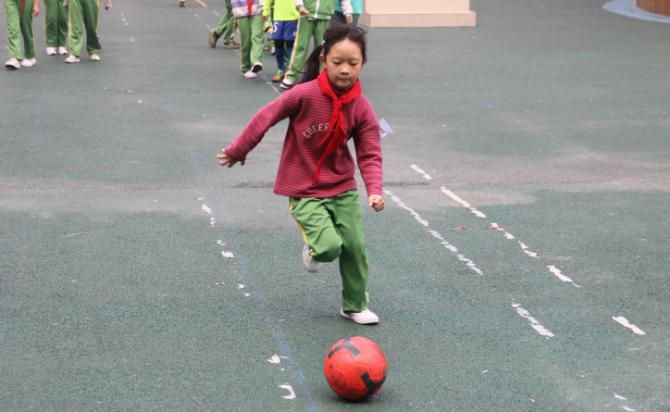 昆明西山区芳草地国际学校:把足球踢进课堂 让学生掌握运动技能