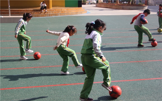昆明西山区芳草地国际学校:把足球踢进课堂 让学生掌握运动技能