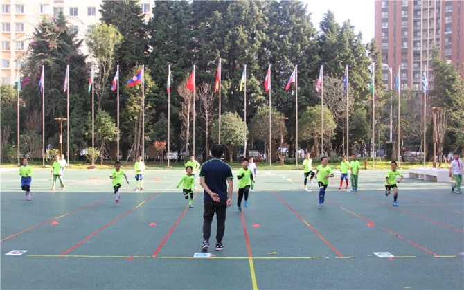 昆明西山区芳草地国际学校:把足球踢进课堂 让学生掌握运动技能