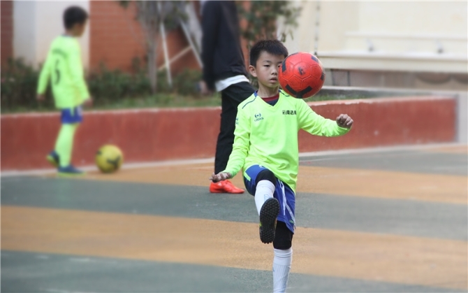 昆明西山区芳草地国际学校:把足球踢进课堂 让学生掌握运动技能