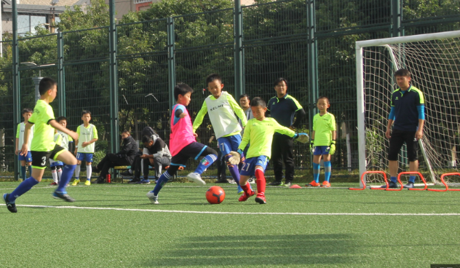 昆明西山区芳草地国际学校:把足球踢进课堂 让学生掌握运动技能