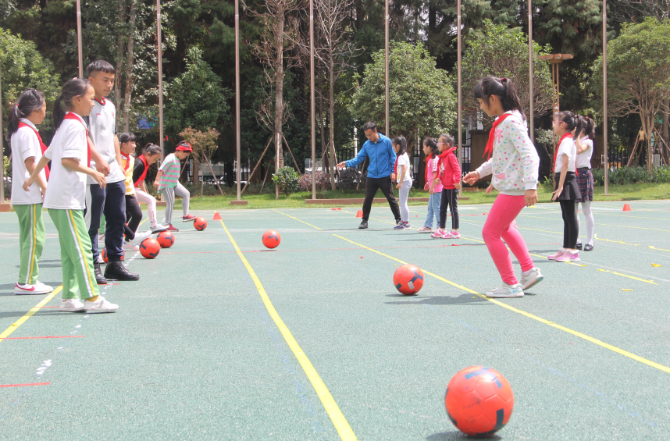 昆明西山区芳草地国际学校:把足球踢进课堂 让学生掌握运动技能