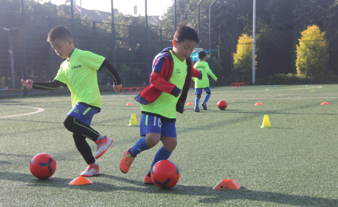 昆明西山区芳草地国际学校:把足球踢进课堂 让学生掌握运动技能