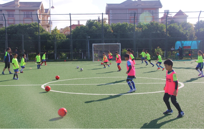 昆明西山区芳草地国际学校:把足球踢进课堂 让学生掌握运动技能