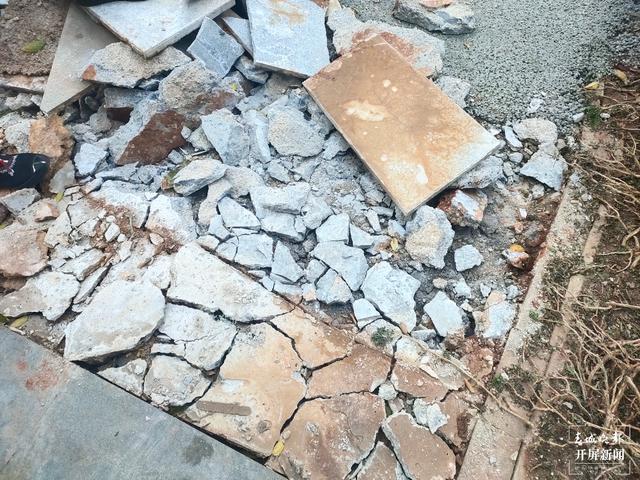 不用出钱？昆明一小区里的石板路面突然被“免费”打碎换铺透水材料，业主表示不知情、不接受