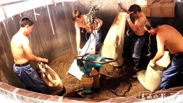 重42.6吨！世界上“最大紧压茶”落户云南腾冲