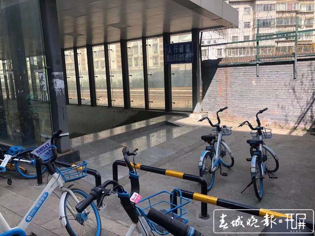 气象局地下通道内禁止非机动车通行，市民反映通行不便