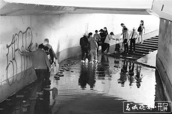 气象局地下通道内禁止非机动车通行，市民反映通行不便