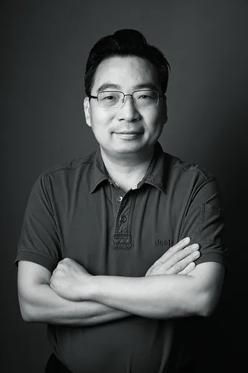 心摹神游精神的澄明之境——读薛晓源世界著名哲学家文艺家肖像系列作品