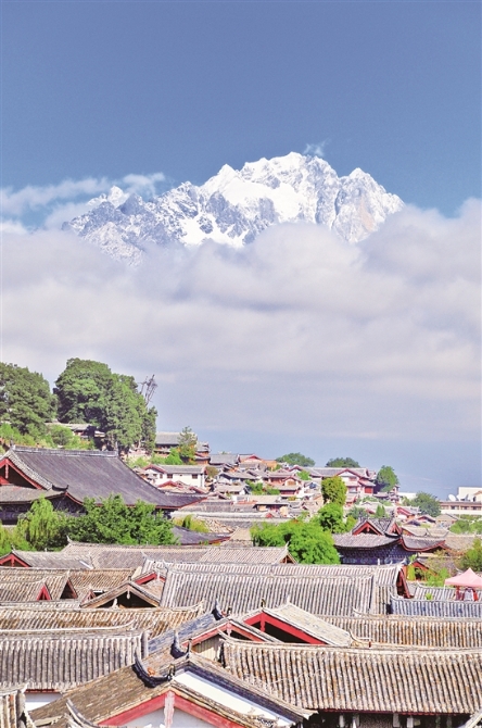 玉龙雪山下的丽江古城