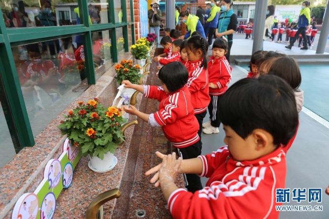 安宁市第二幼儿园洗手台(11月17日摄)。新华网 彭雪薇 摄 安宁市第二幼儿园洗手台(11月17日摄)。新华网 彭雪薇 摄