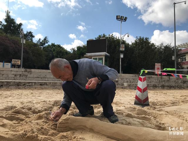 玉溪有位“沙雕爷爷” 记者 李春丽 摄