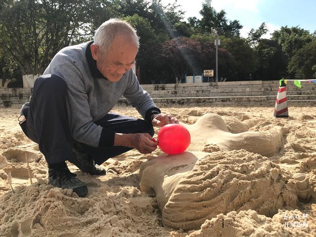 玉溪有位“沙雕爷爷” 记者 李春丽 摄