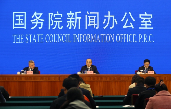 12月8日，中共云南省委书记阮成发（中），中共云南省委副书记、代省长王予波（右）等出席国务院新闻办公室在云南省昆明市举行新闻发布会。 中国日报记者 武晓慧 摄