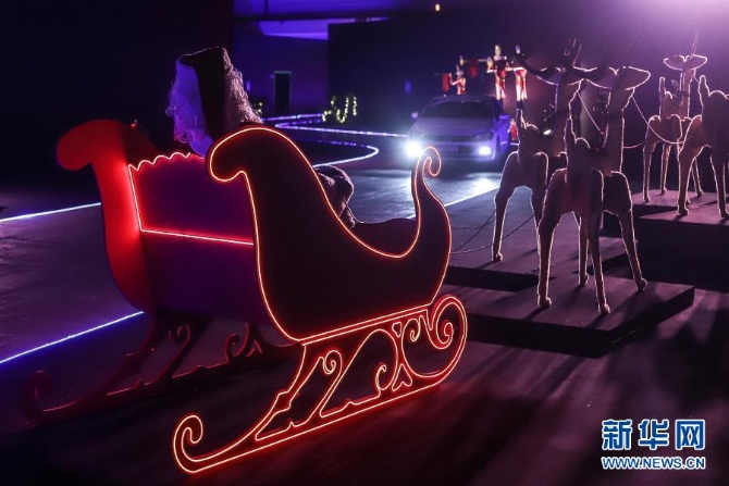 12月8日，汽车驶过巴西圣保罗市一个圣诞灯光秀现场。3