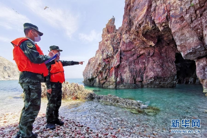 海警执法员对辖区无居民海岛进行检查（5月20日摄）。新华社发（包新宇 摄）