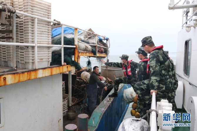 海警执法员登船检查（5月8日摄）。新华社发（江壮志 摄）