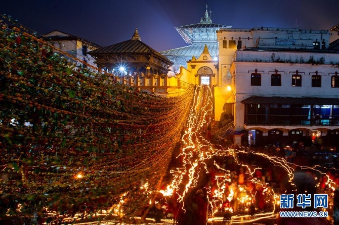 2019年11月25日，尼泊尔加德满都的帕苏帕提神庙流光溢彩