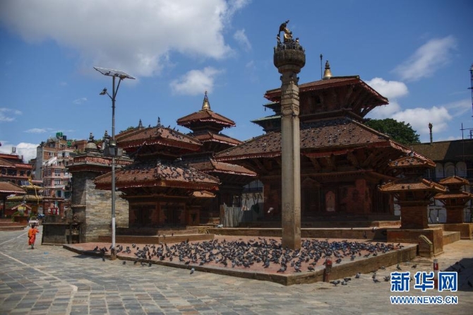 2020年8月30日，鸽子在尼泊尔加德满都的杜巴广场上逗留。