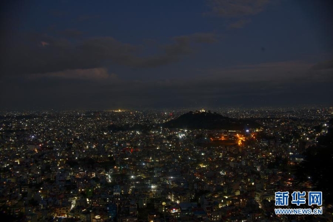 这是2020年8月29日拍摄的尼泊尔加德满都夜景。