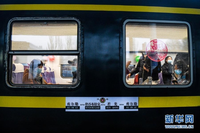 12月9日，在新疆库尔勒站，旅客刚刚登上K9756次客运列车。