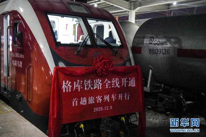 12月9日，在新疆库尔勒站，K9756次客运列车准备发车。